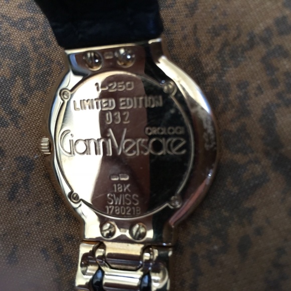 VERSACE VINTAGE 18KT GOLD AND DIAMOND WATCH - Picture 7 of 10